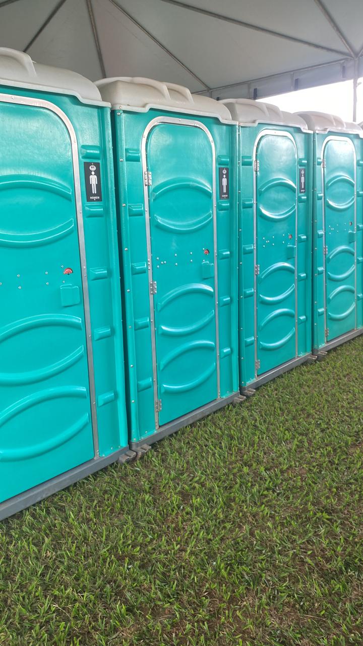 Banheiros químicos em festival